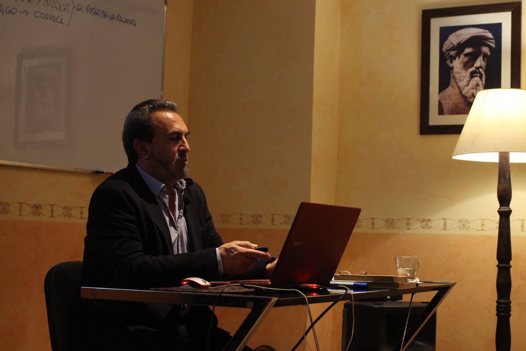 El profesor Javier Vilar, durante una conferencia en la Fundación Sophia