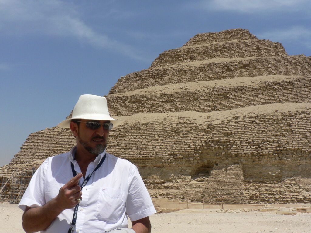 El egiptólogo Javier Vilar frente a la pirámide escalonada de Zoser, en el desierto de Al Giza en Egipto