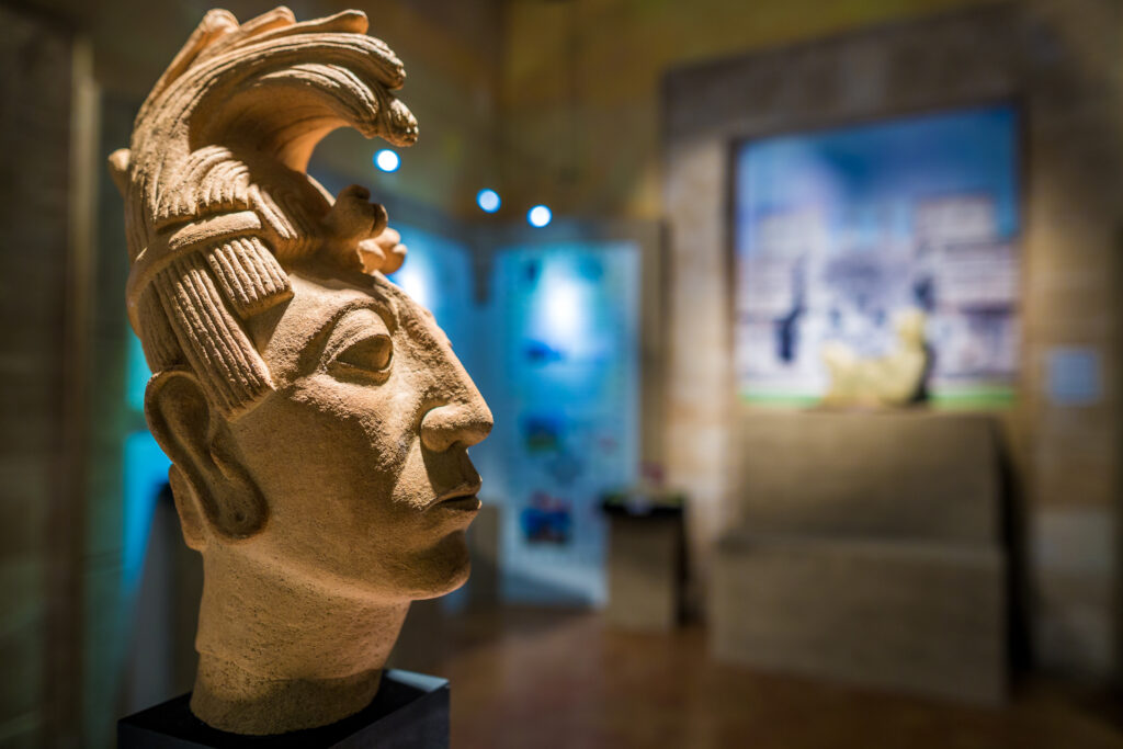 Busto del Rey Pakal de Palenque, reproducido por el joven escultor Franco Melián