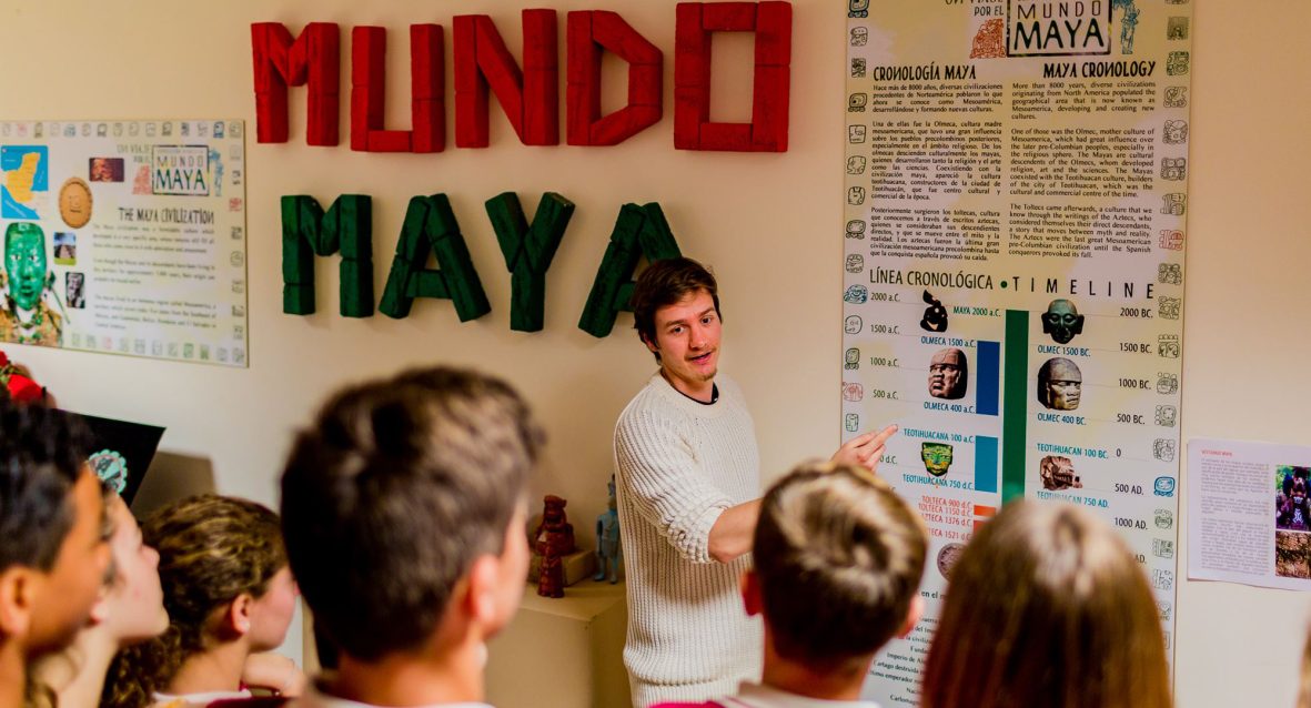 voluntario_haciendo_visita_guiada_colegios